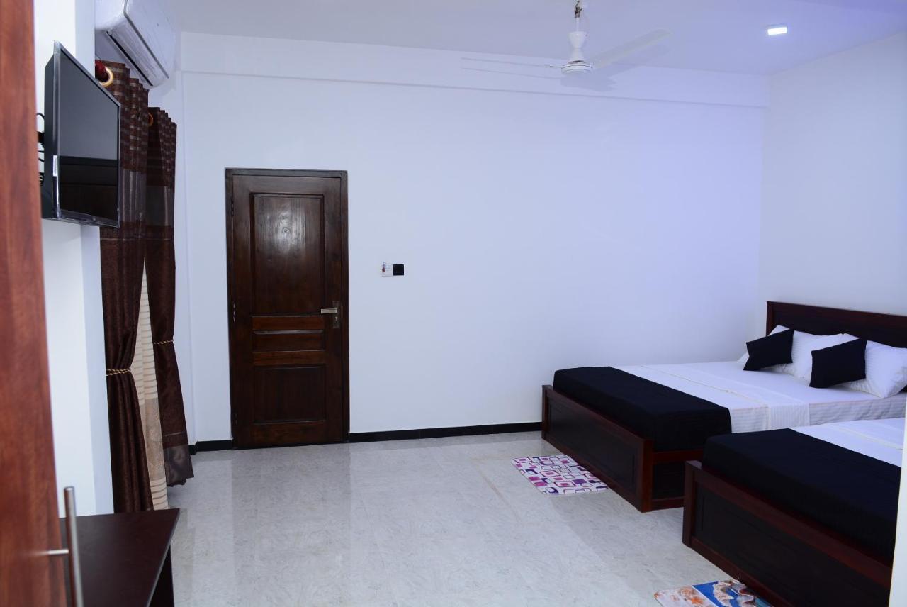 Liyonaa Beach Hotel Trincomalee Exterior photo
